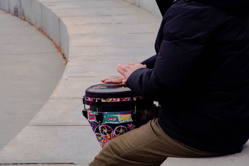 街头鼓手演奏中图片