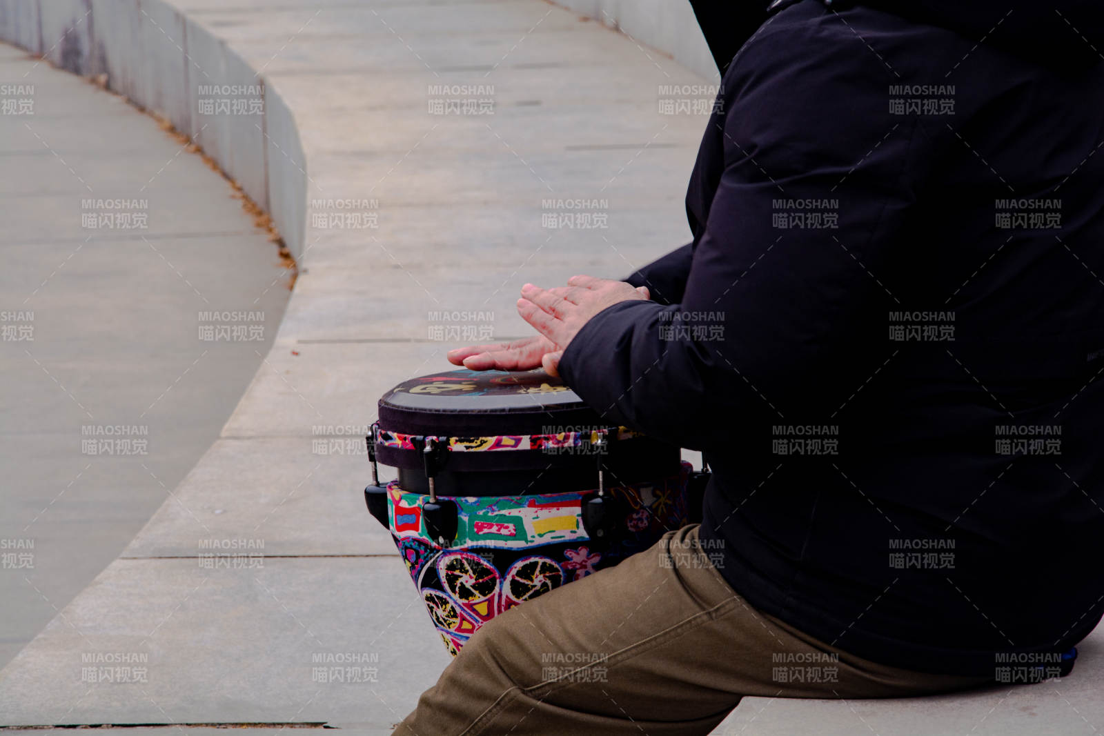 街头鼓手演奏中图片