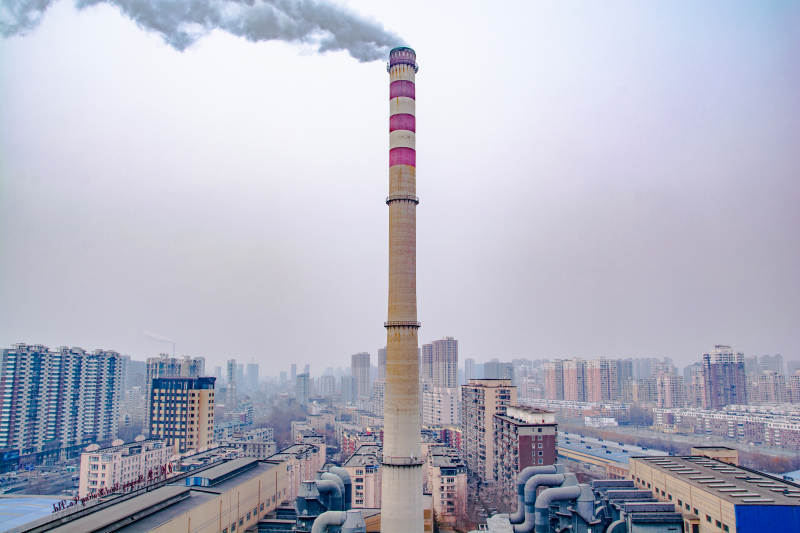 烟囱冒烟城市景图片