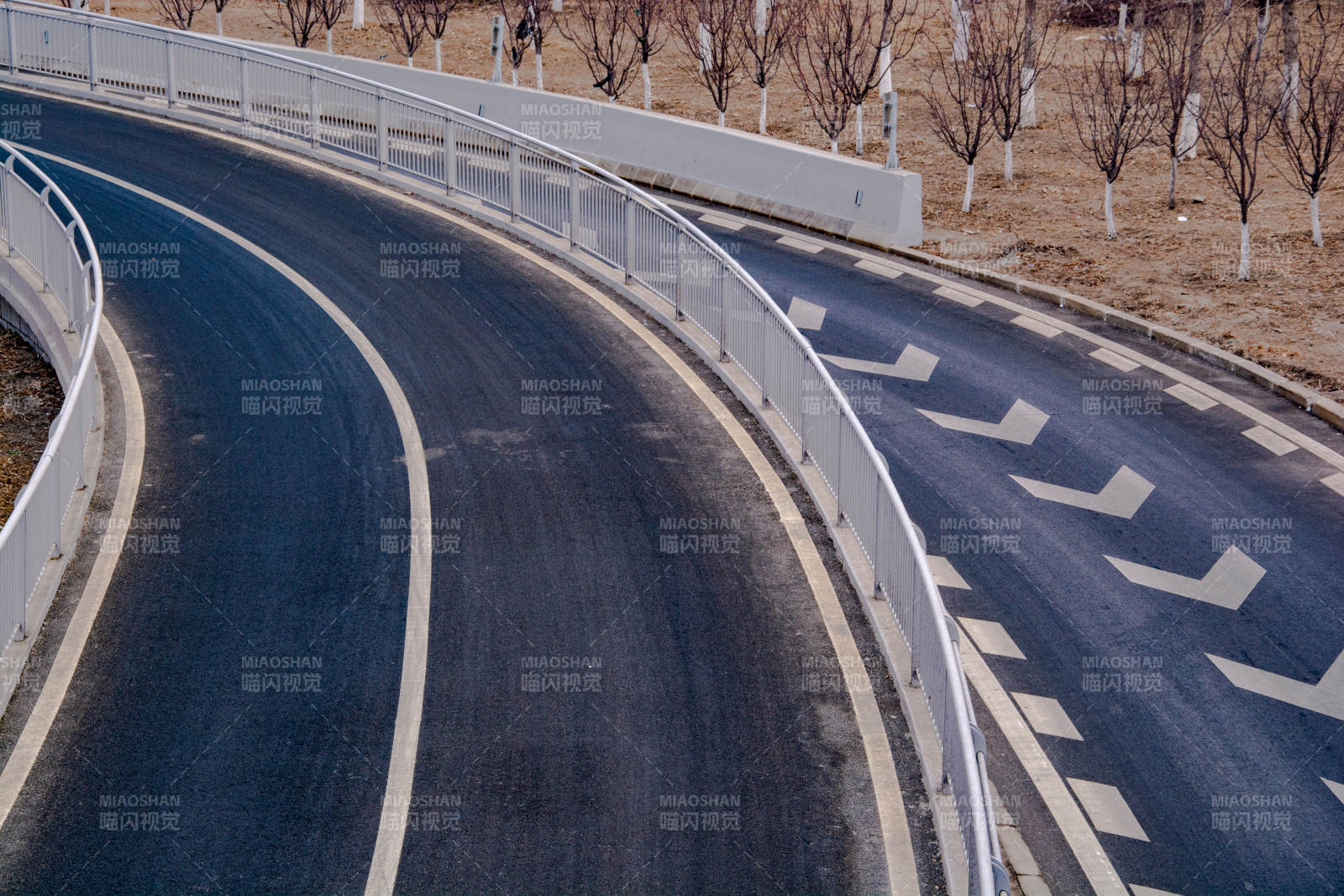 弯道上的白色护栏图片