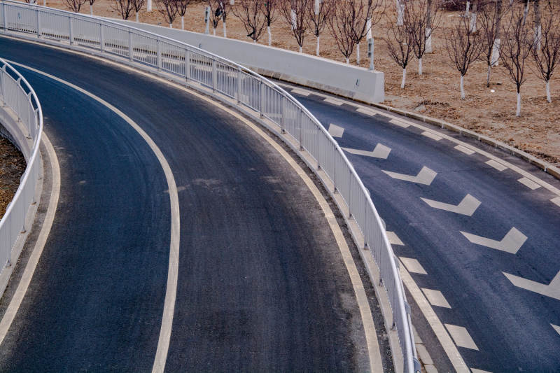 弯道上的白色护栏图片