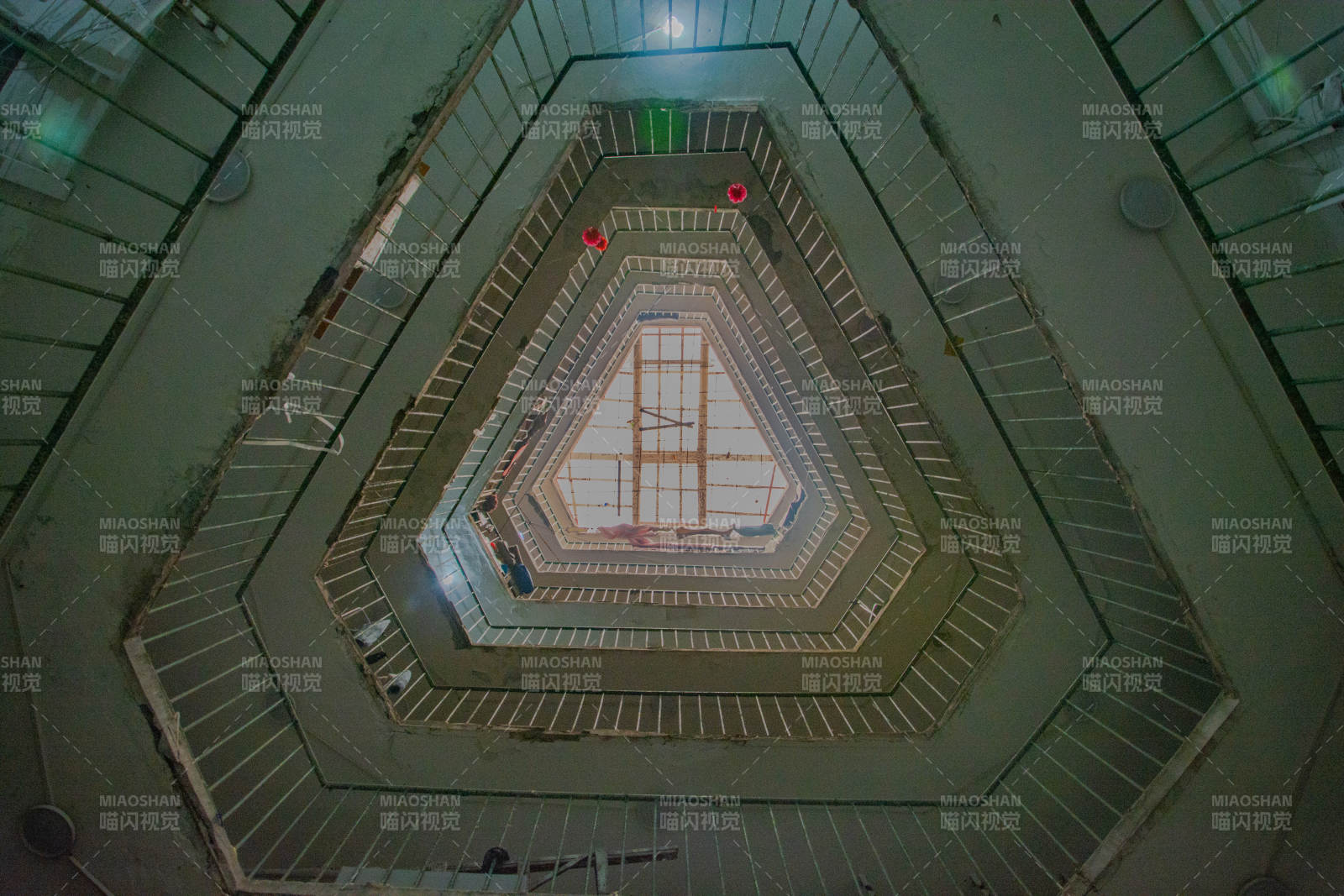 三角形楼梯井图片