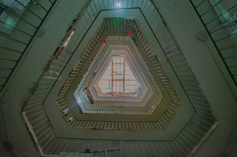 三角形楼梯井图片