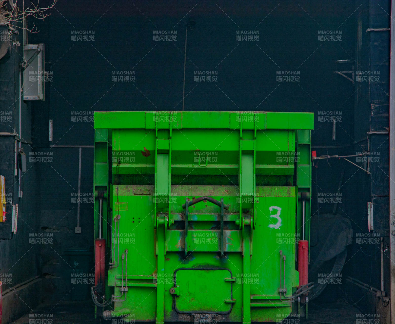 绿色垃圾箱图片