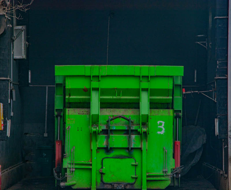 绿色垃圾箱图片