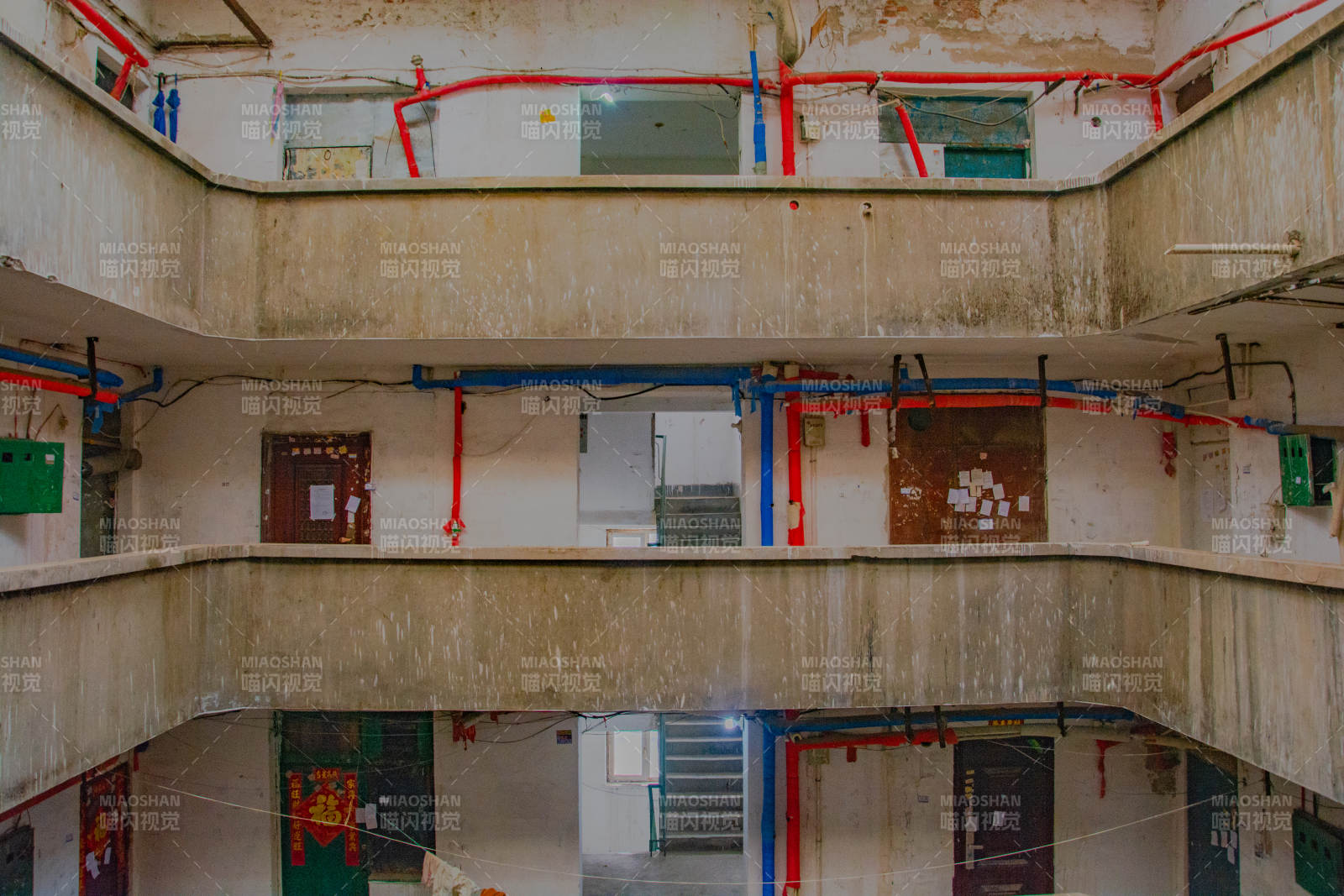 废弃建筑内部景象图片