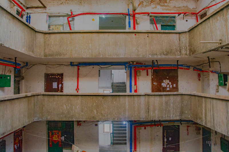 废弃建筑内部景象图片