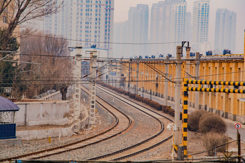 城市铁轨延伸图片
