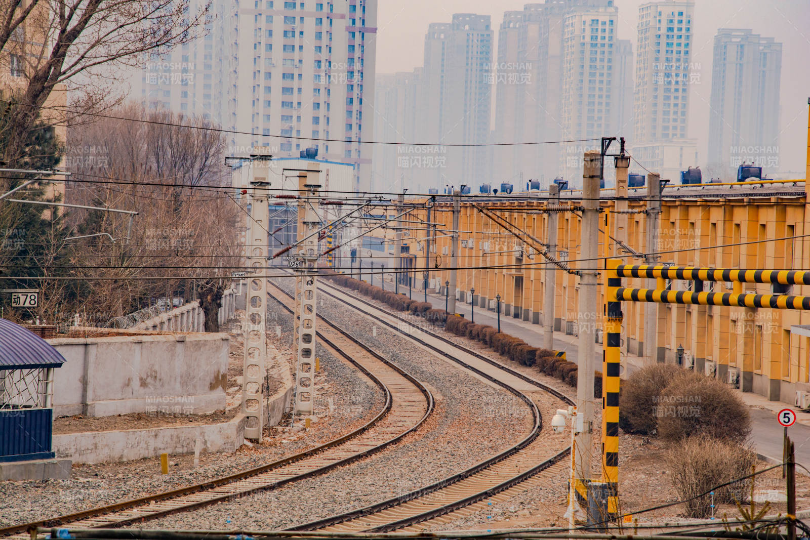 城市铁轨延伸图片