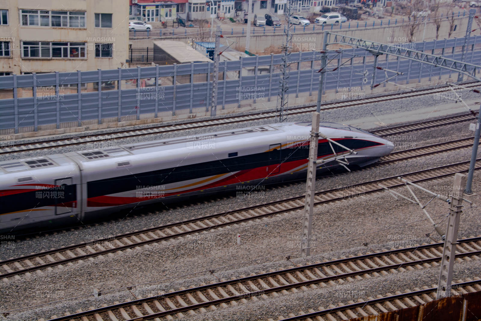 高速列车疾驰而过图片