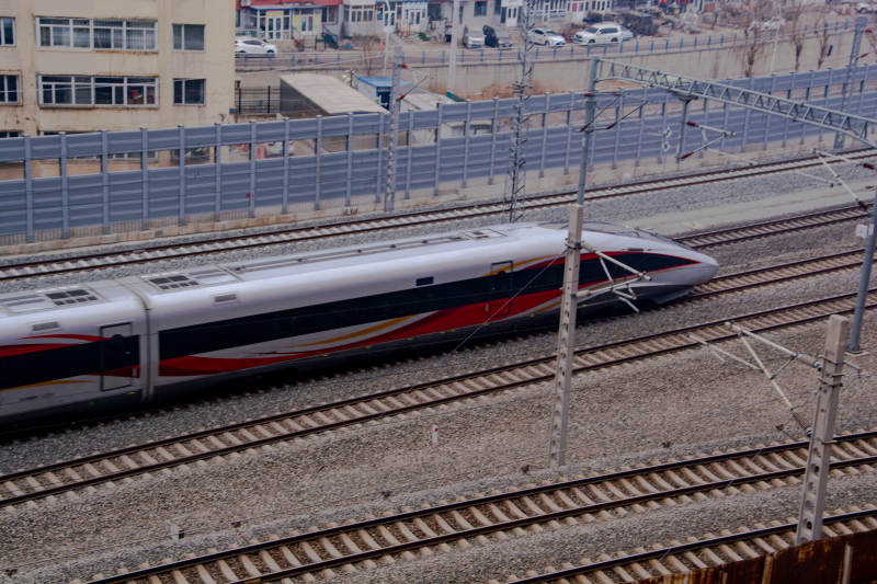 高速列车疾驰而过图片