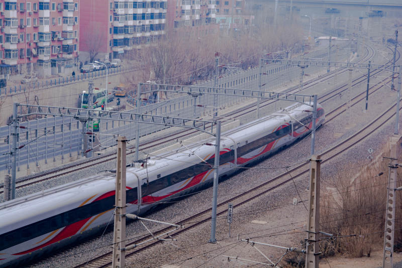 高铁疾驰过城市图片