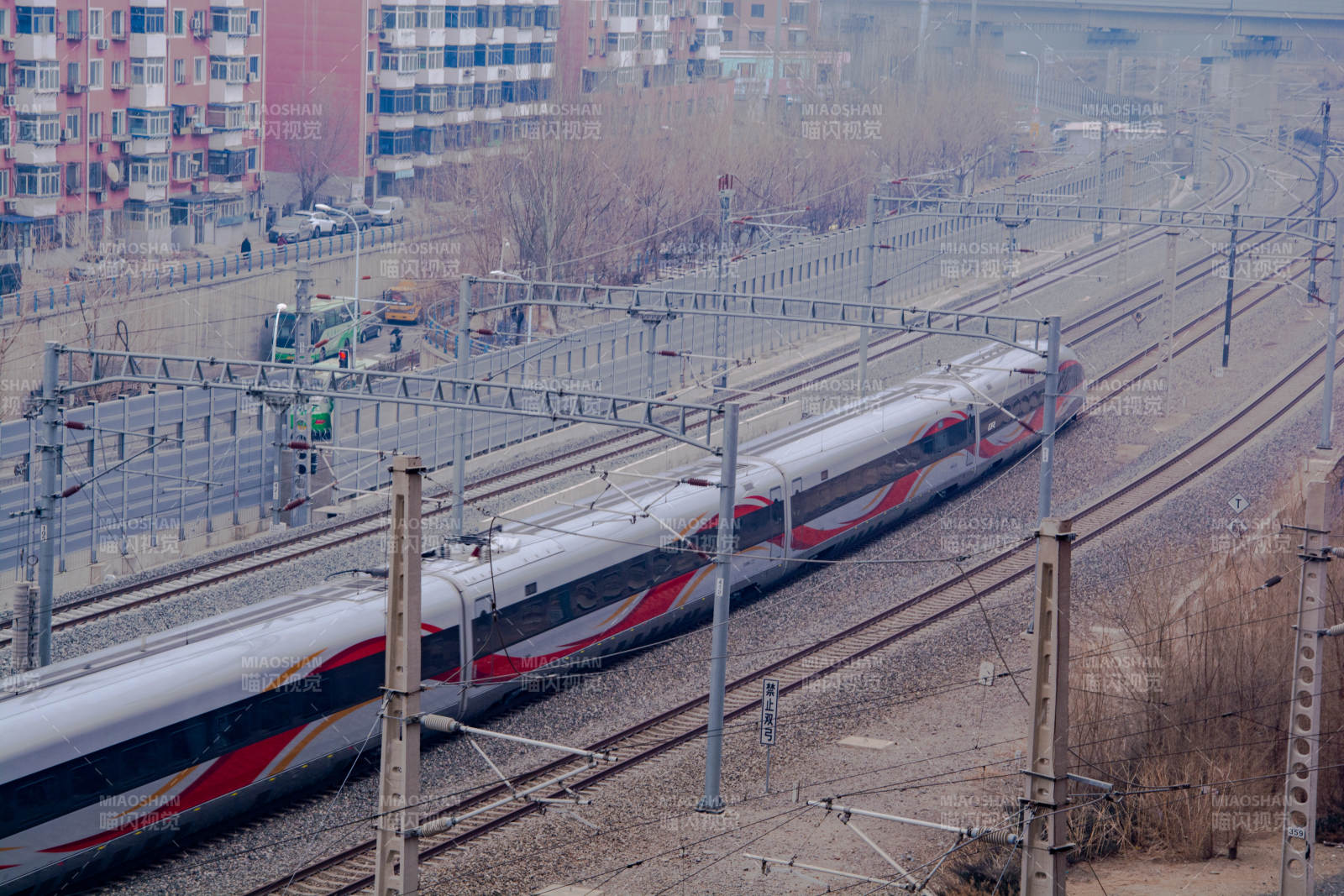 高铁疾驰过城市图片