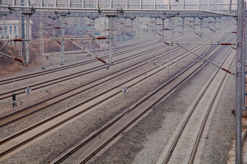 铁轨交错的车站图片