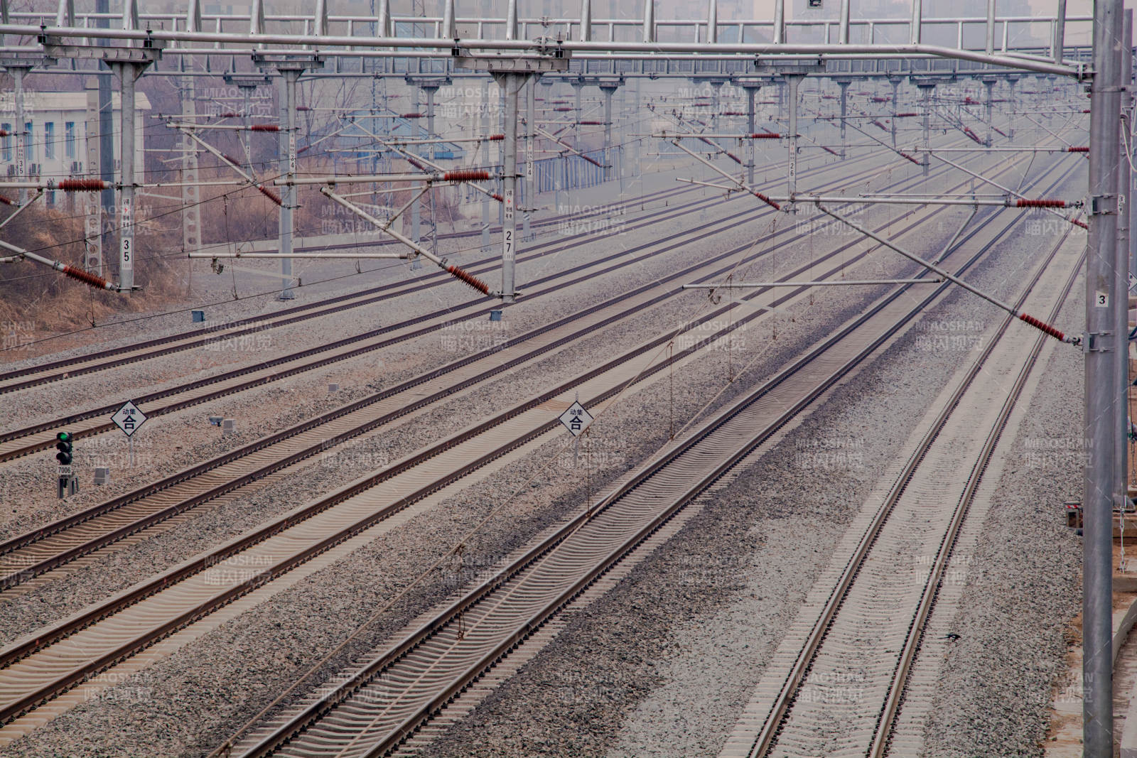 铁轨交错的车站图片