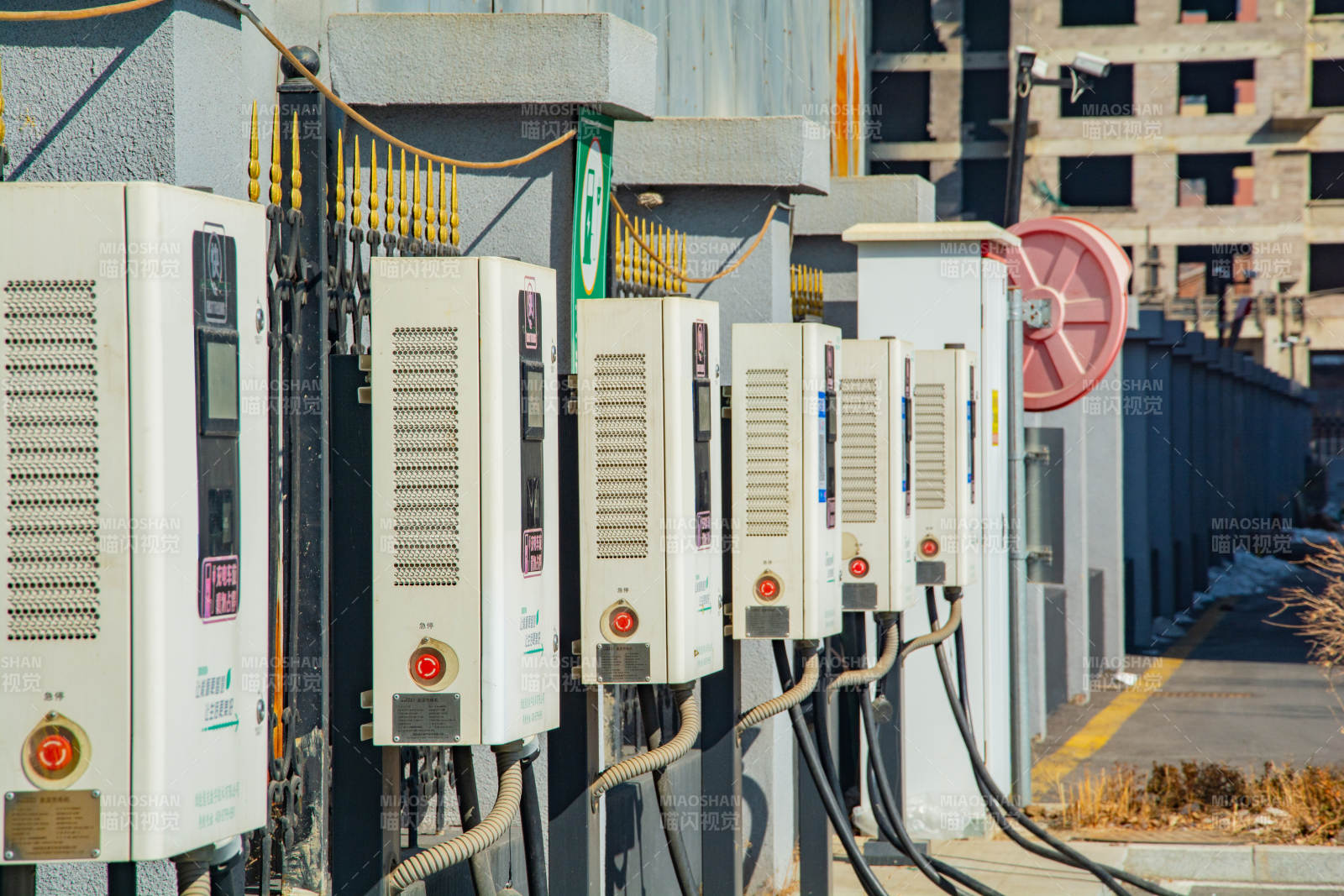 充电站一排整齐图片