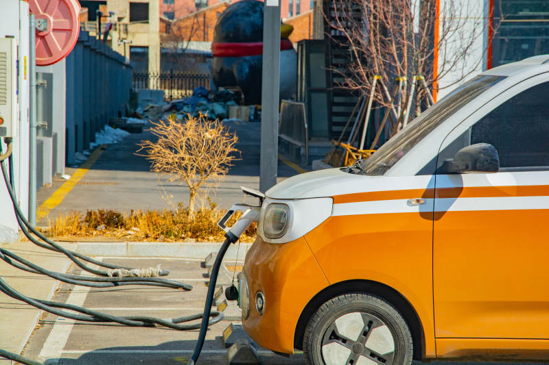 橙色小车充电中图片