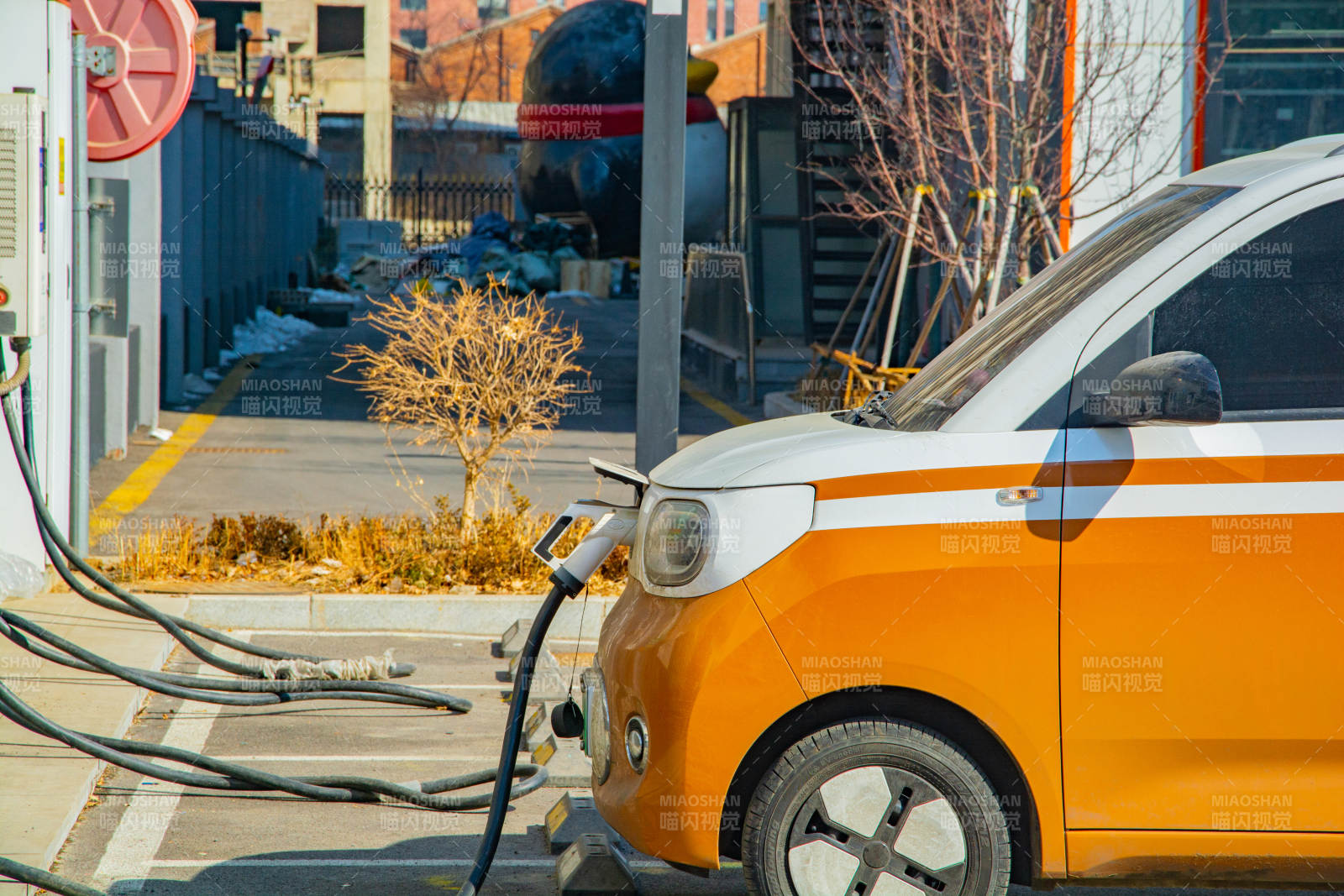 橙色小车充电中图片