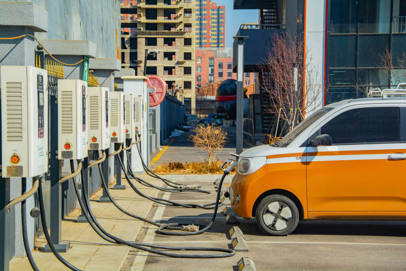 电动汽车充电站图片