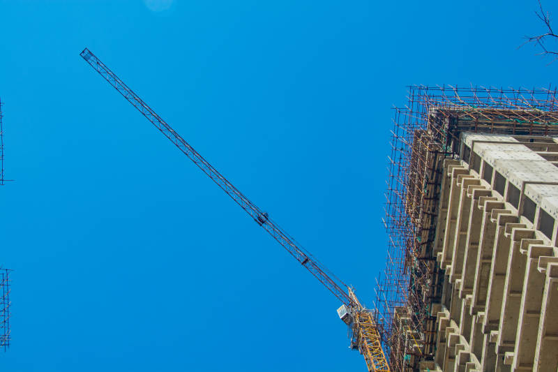 蓝天下的建筑工地图片