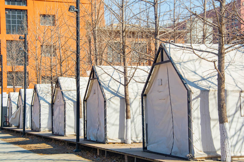 临时帐篷排成行图片