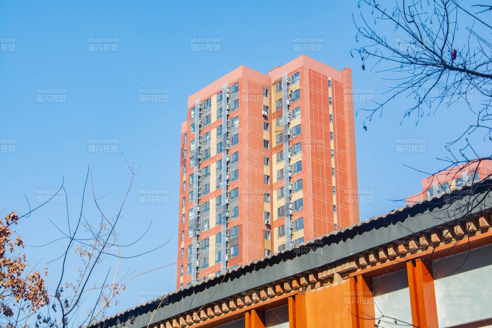 橙色高楼映蓝天图片