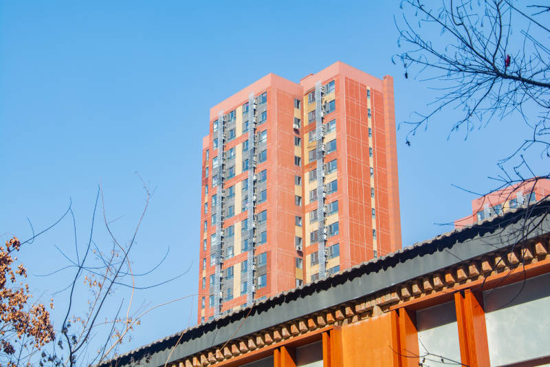 橙色高楼映蓝天图片