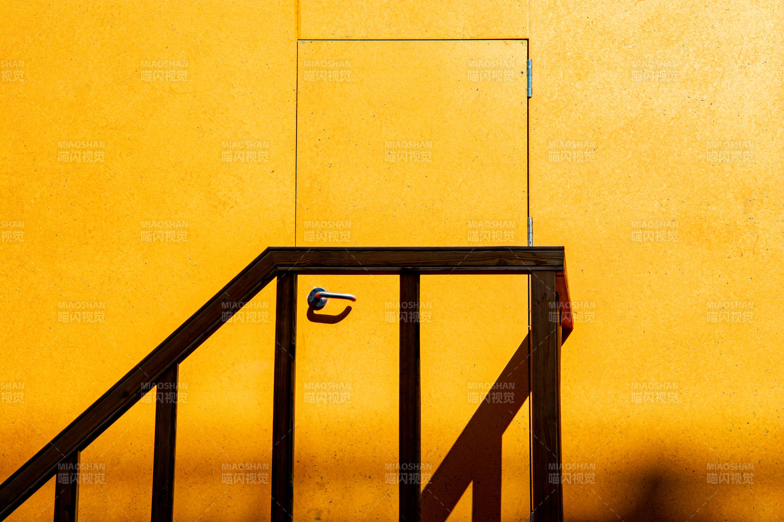 黄昏楼梯剪影图片