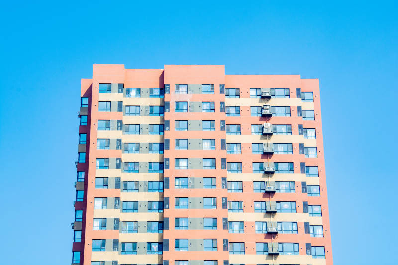 高楼耸立蓝天间图片