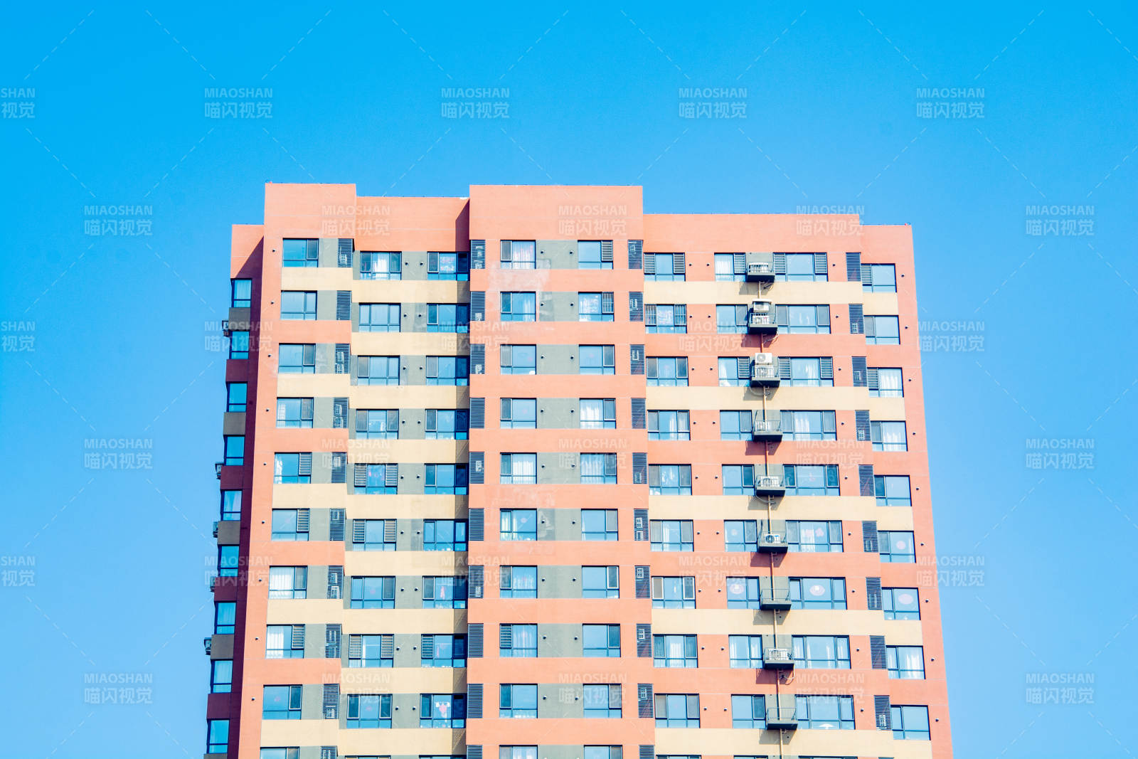 高楼耸立蓝天间图片