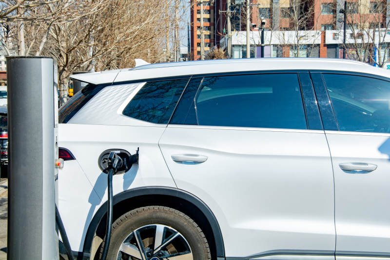 白色SUV充电中图片