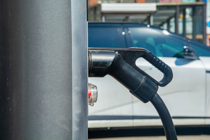 加油枪插入汽车图片