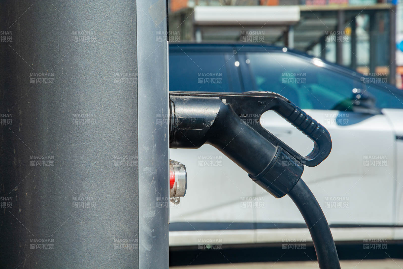 加油枪插入汽车图片