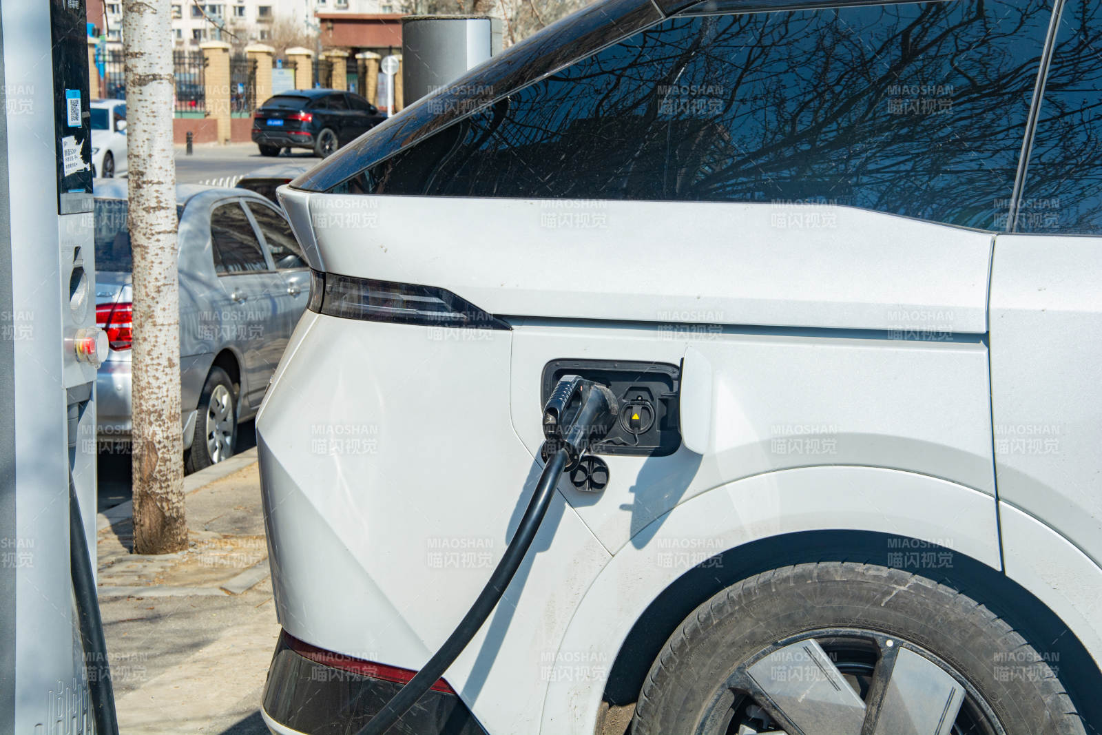 电动汽车充电中图片