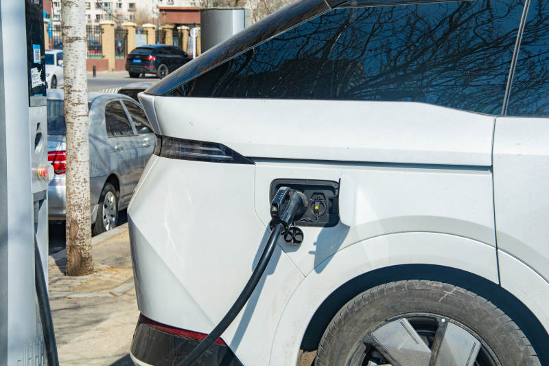 电动汽车充电中图片