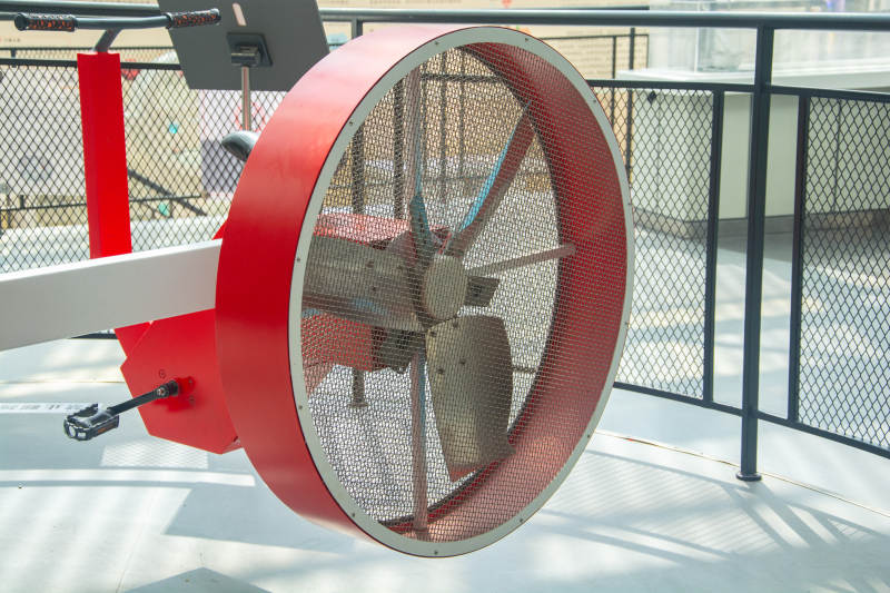 红色风扇装置特写图片