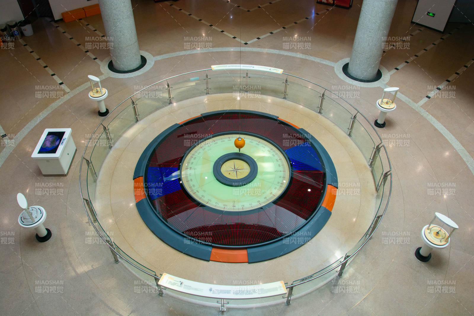 圆形展厅中央装置图片