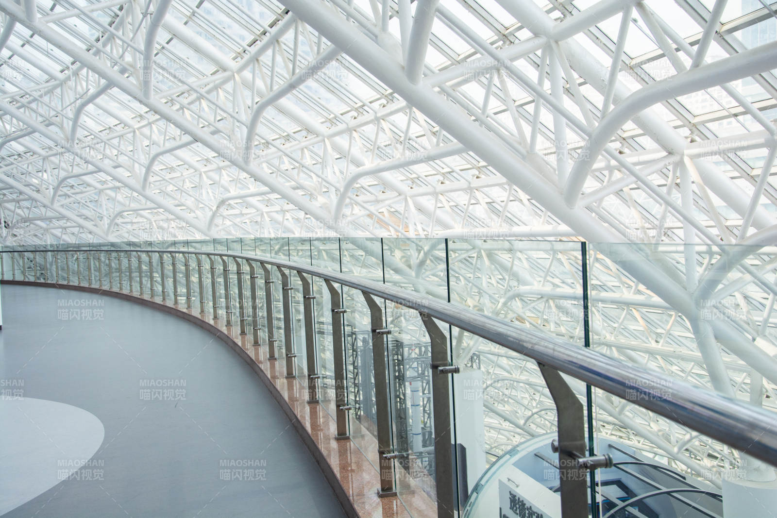 现代建筑内部走廊图片