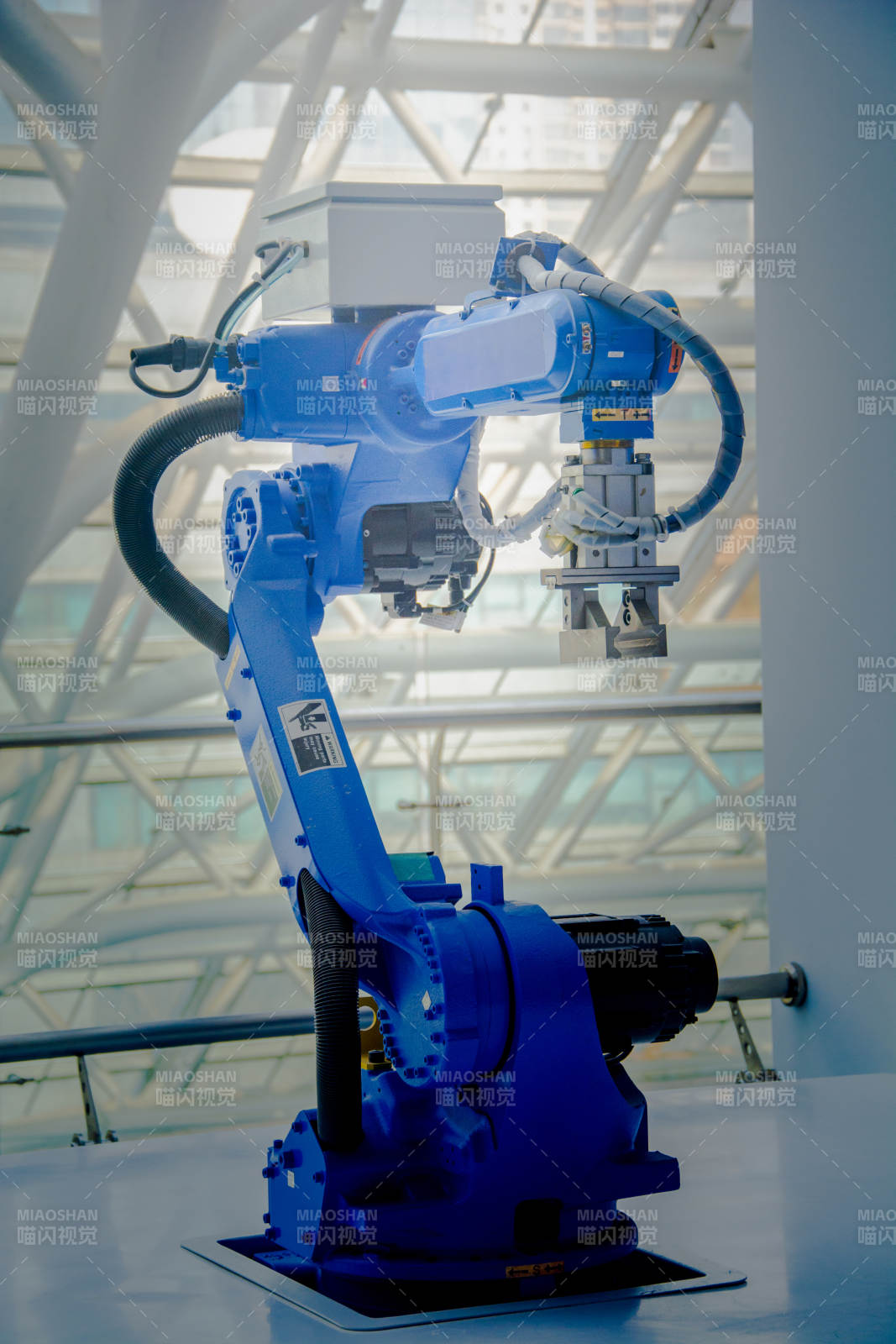 蓝色机械臂展示图片