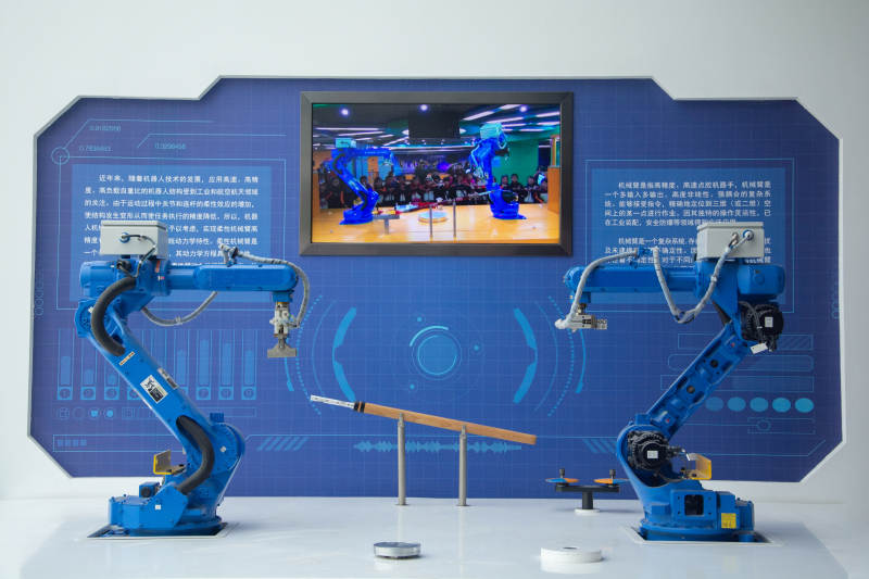 智能机器人协作展示图片