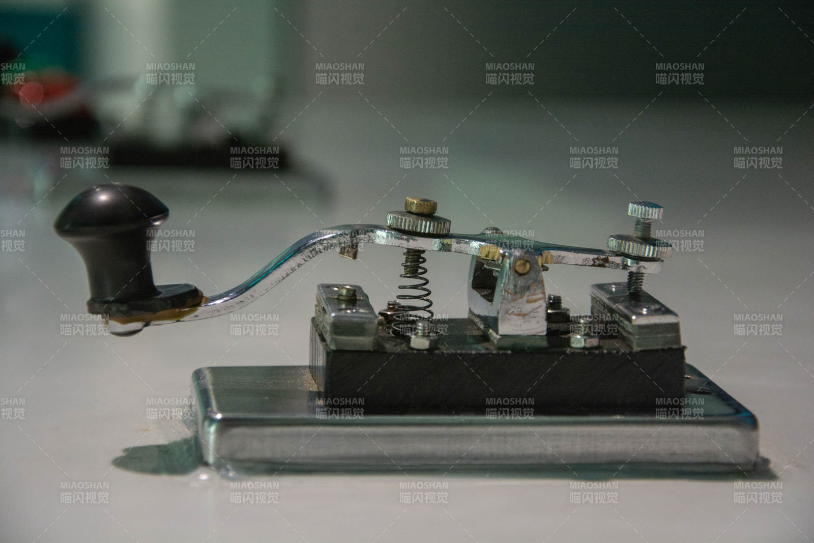 复古电报机特写图片