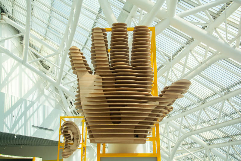 巨型木手雕塑图片