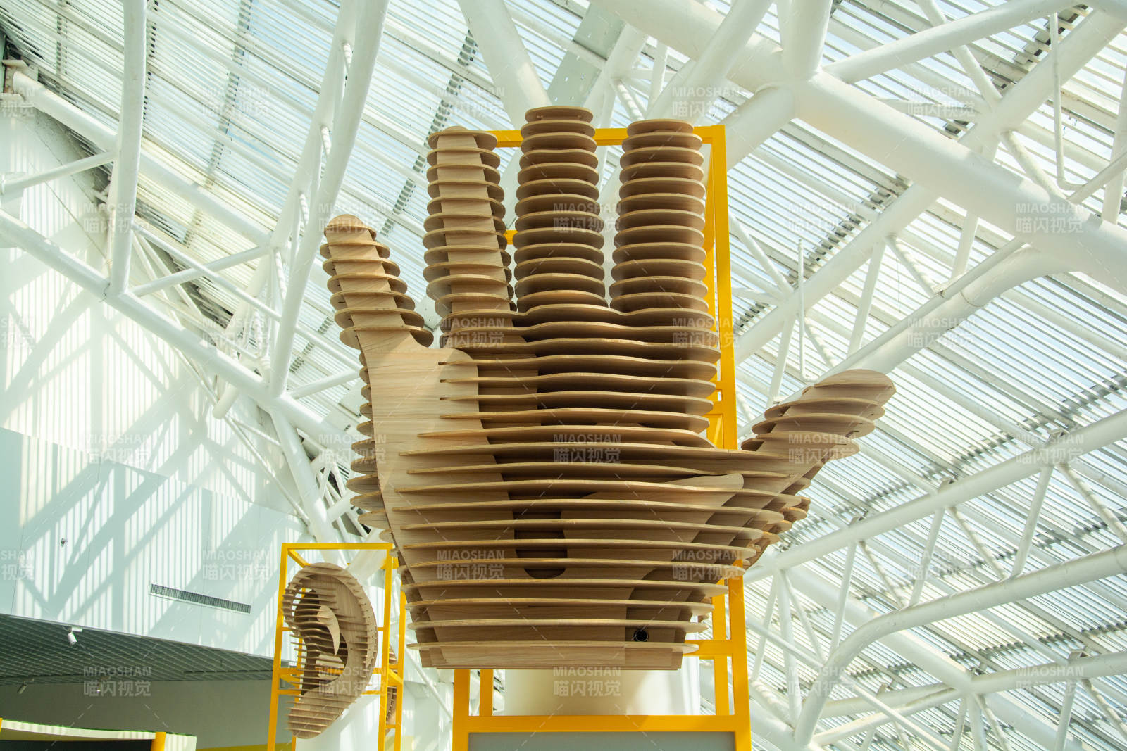 巨型木手雕塑图片