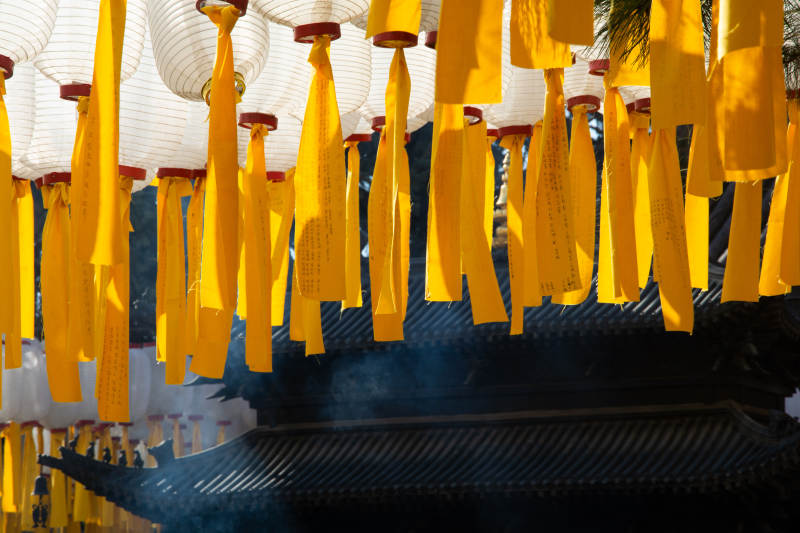 祈福黄幡飘香烟图片