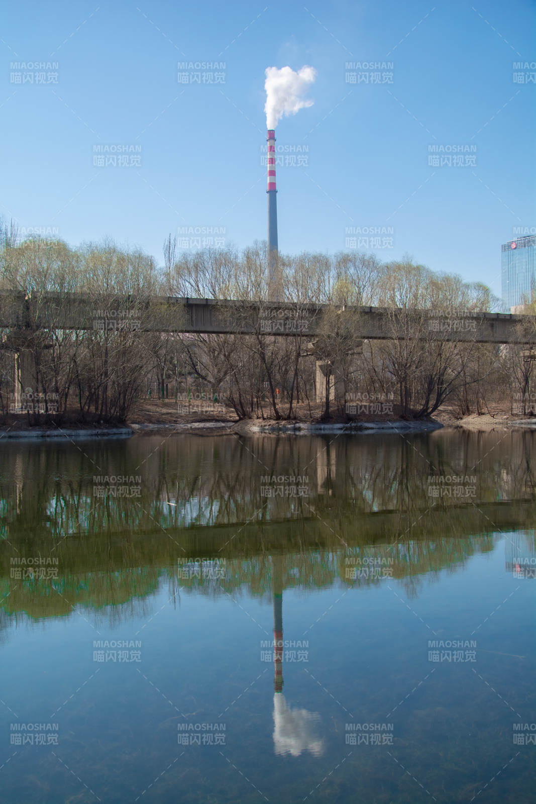 烟囱映水 静谧春景图片