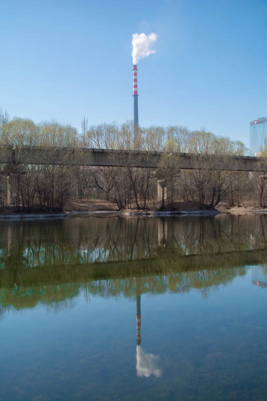 烟囱映水 静谧春景图片