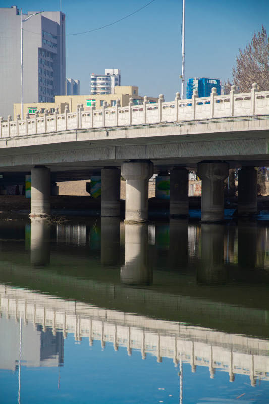 桥影映水静谧城图片