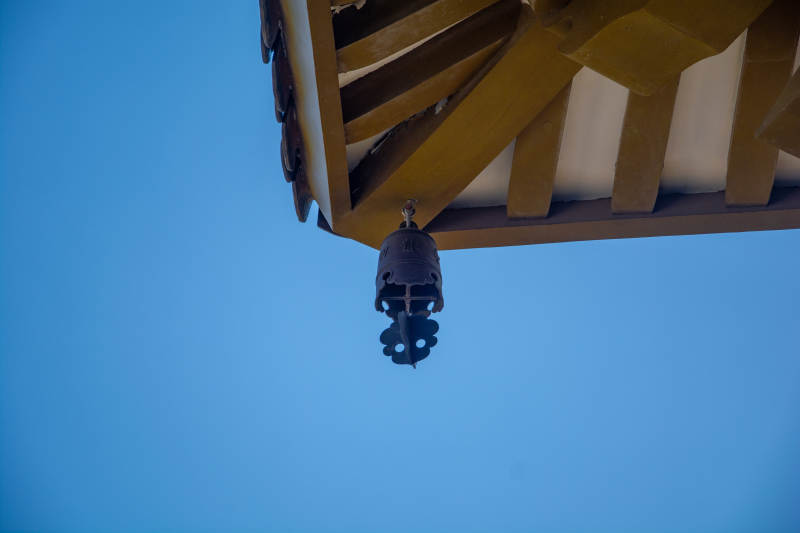 檐下风铃摇曳图片