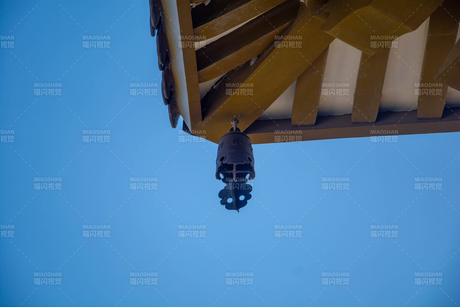 檐下风铃摇曳图片