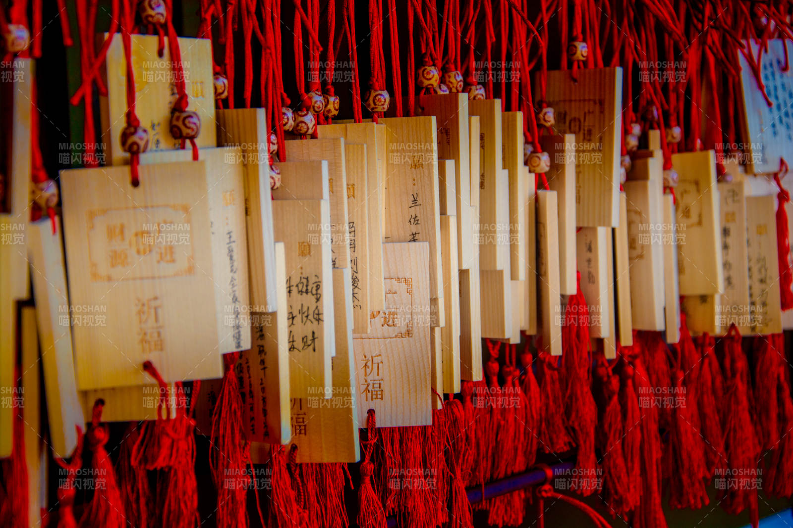 祈福牌挂满红绳图片